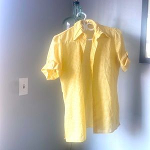 Yellow houndstooth collared tee.